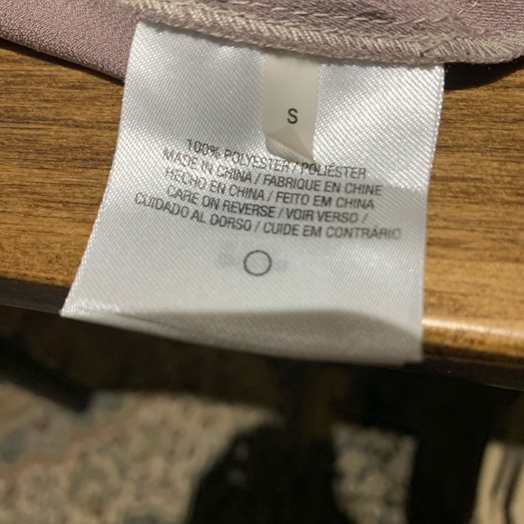 Tahari gold sleeveless blouse - Picture 4 of 4